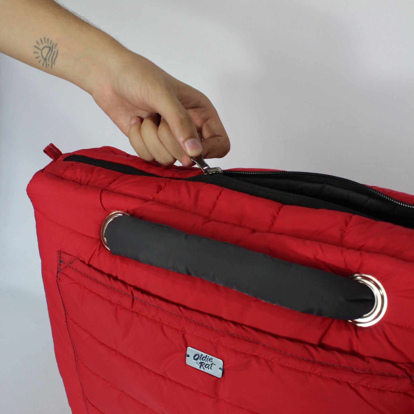 Essy Puffer - Grey & Red
